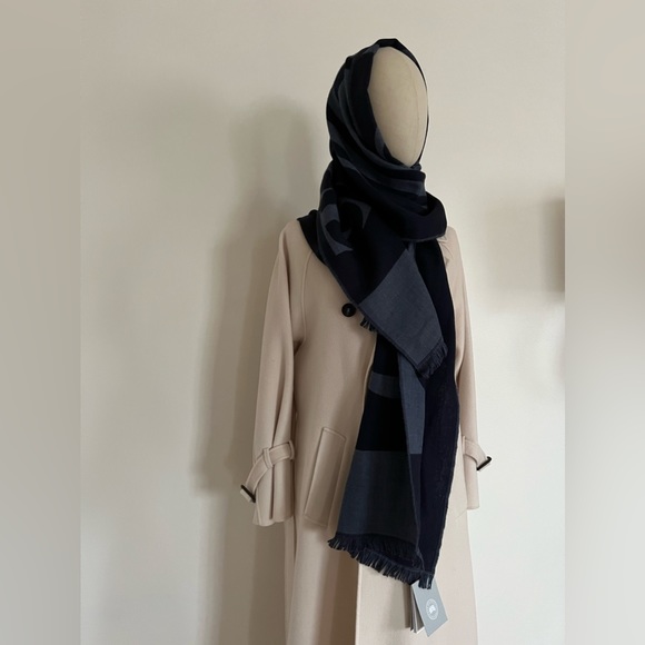 Woven LOGO scafr Canada Goose Ladies Navy - Picture 8 of 14